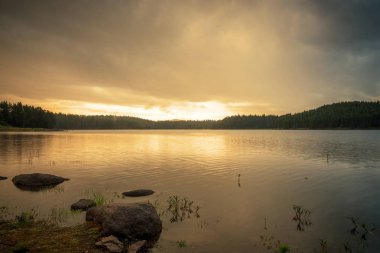 Göl gündoğumu güzel gündoğumu görünümünü Shiroka Polyana.
