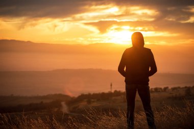 Üstünde belgili tanımlık dağ tepe turist. 2