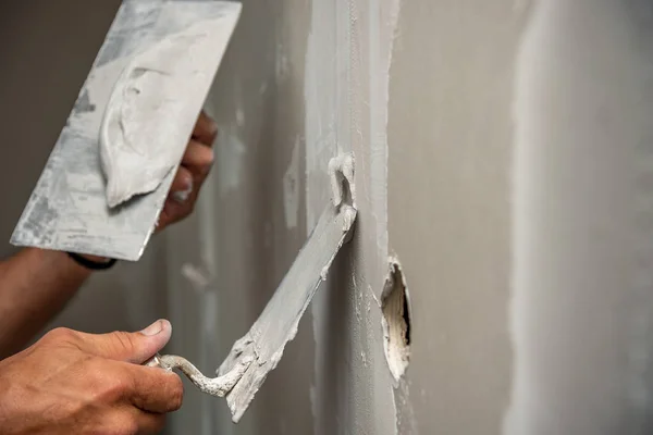 Viejo trabajador manual con herramientas de enlucido de pared casa de renovación . — Foto de Stock