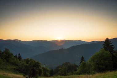 Dağlarda gün doğumunun panoramik görüntüsü