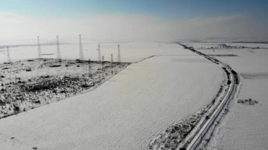 Kış Bulgaristan'da demiryolu bölümünde hava görünümünü. 4k Uhd.