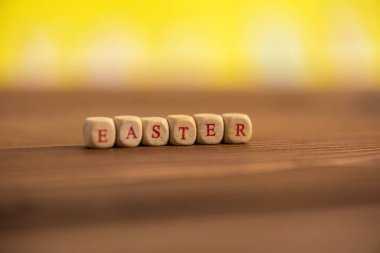 Ahşap bir kara tahta üzerinde mutlu Paskalya.