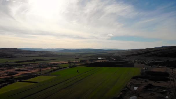 夕暮れ時に田園ブルガリア農業分野で空撮 — ストック動画