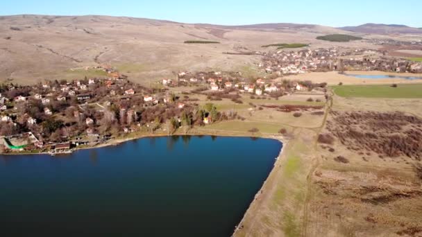 Αεροφωτογραφία Του Μια Όμορφη Λίμνη Της Βουλγαρίας Στο Ηλιοβασίλεμα — Αρχείο Βίντεο
