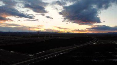 Bulgaristan 'daki demiryolu bölümünün güzel günbatımında havadan görünüşü.