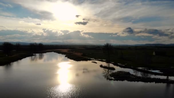 Luchtfoto Van Een Prachtig Meer Bulgarije Bij Zonsondergang — Stockvideo