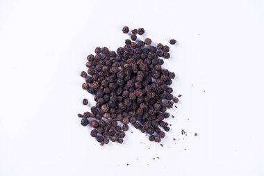 Kara biber. Beyaz arka plan üzerinde izole peppercorns yığını. 