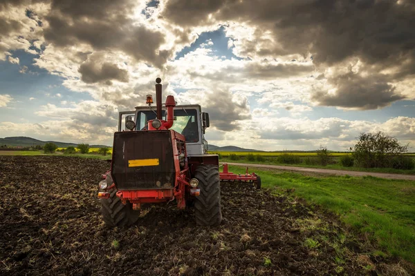 Tractor arando campos. Preparación de la tierra para la siembra . —  Fotos de Stock