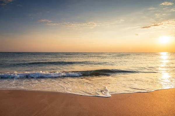 Sonnenaufgang über dem Meer. — Stockfoto