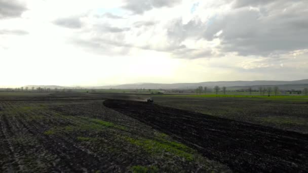 Vista Aérea Pôr Sol Sobre Tractor Que Agita Campo — Vídeo de Stock