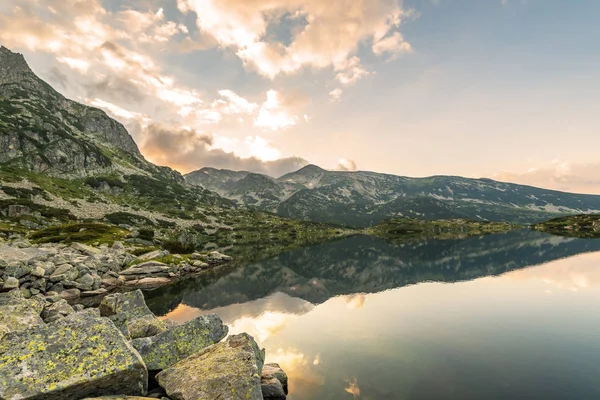Озеро Попово и горы Джангал в Национальном парке Пирин, Болгария . — стоковое фото
