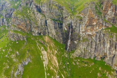 Bulgaristan'da güzel şelale havadan görünümü.