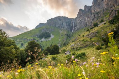 Gün batımında Bulgaristan'da güzel şelale.