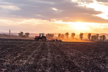Traktör alanları plowing.