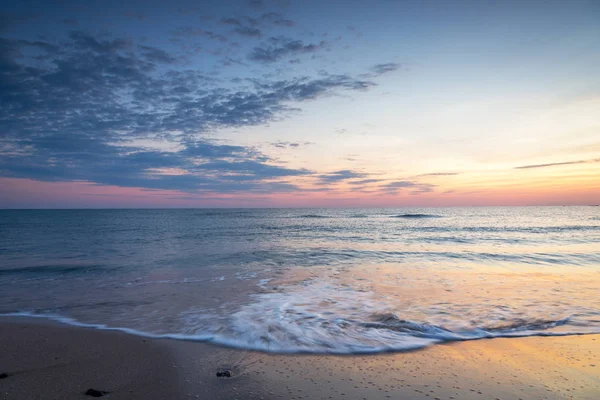 Beau lever de soleil sur la mer. — Photo