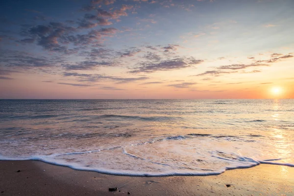 Schöner Sonnenaufgang über dem Meer. — Stockfoto
