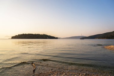 Yunanistan 'da kumsalda güzel bir gün doğumu.