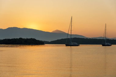 Deniz su yüzeyine yat.