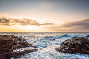 Yazın denizin üzerinde güzel bir gün doğumu.