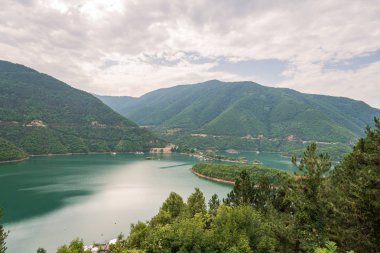 Vacha barajı etrafındaki yeşil tepeler, Rodop Dağları, Filibe Bölgesi, Bulgaristan.