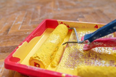 Boyalı duvar ve boya malzemeleri, silindir, fırça, tepsi kalemi ve boya..