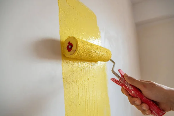 Pared Pintura Mano Del Decorador Con Rodillo — Foto de Stock