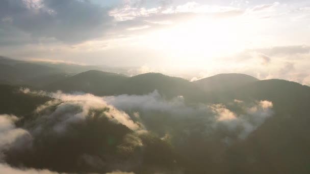 Increíble Paisaje Montaña Con Colorido Atardecer Vivo Niebla — Vídeos de Stock