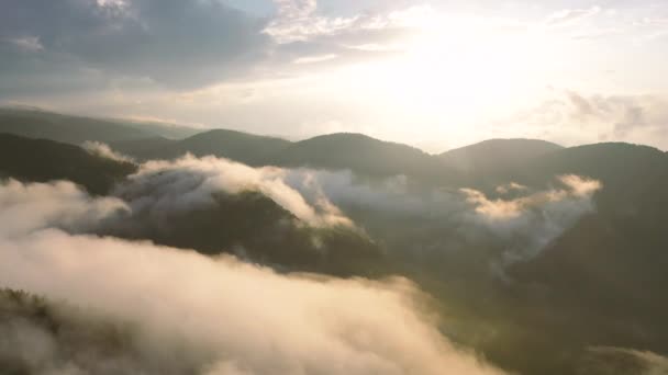 Erstaunliche Berglandschaft Mit Farbenfrohem Lebendigem Sonnenuntergang Bei Nebel — Stockvideo