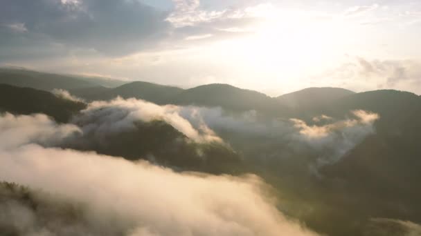 Increíble Paisaje Montaña Con Colorido Atardecer Vivo Niebla — Vídeo de stock