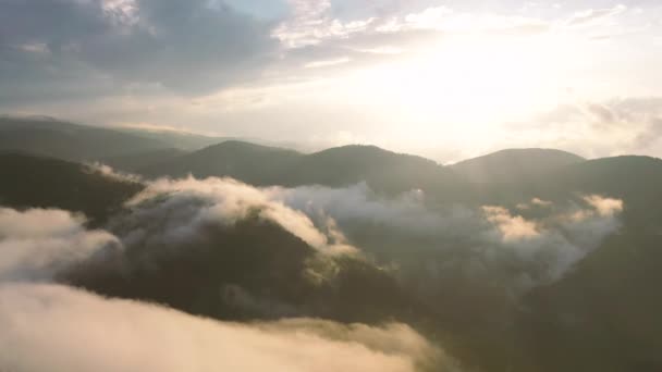 Verbazingwekkend Berglandschap Met Kleurrijke Levendige Zonsondergang Bij Mist — Stockvideo