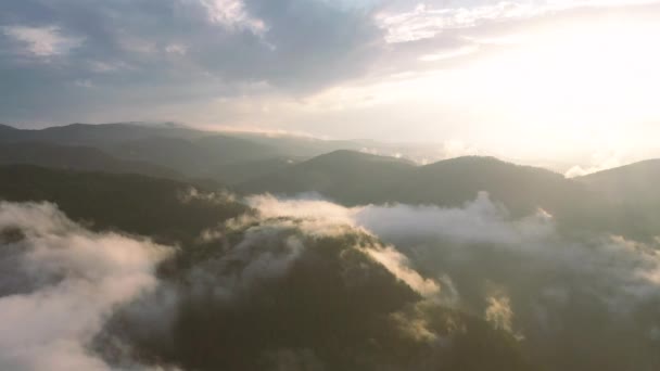 霧の中でカラフルな夕日と素晴らしい山の風景 — ストック動画