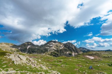 Kamenitsa zirvesinin altındaki taş tepeler, Pirin Dağı, Bulgaristan.