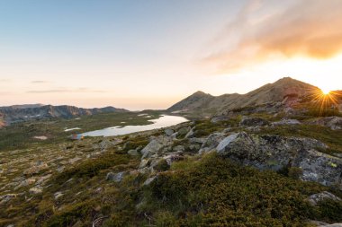 Panoramik Kamenitsa tepe ve Tevno Gölü, Pirin Dağı.