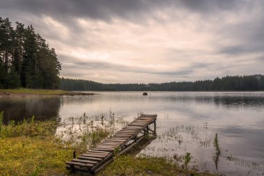 Güzel gündoğumu görünümü Shiroka Polyana Barajı Rodop Dağları, Bulgaristan.
