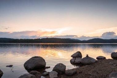 Güzel gündoğumu görünümü Shiroka Polyana Barajı Rodop Dağları, Bulgaristan.