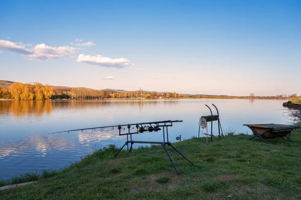 Fiskeäventyr Karpfiske Angler Fiskar Vid Solnedgången Med Karpfisketeknik Camping Stranden — Stockfoto