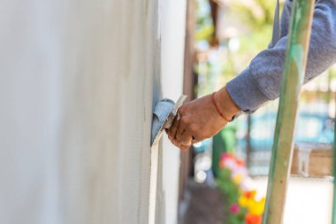 Boyacı evin ön cephesine yeni boya sürmüş..