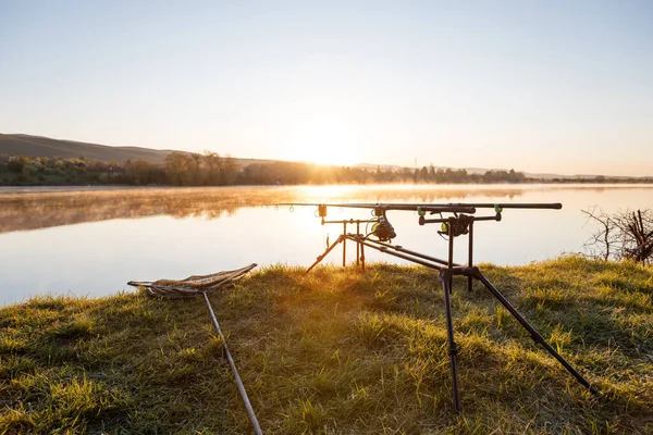 Angelabenteuer Karpfenfischen Angler Angeln Bei Sonnenuntergang Mit Karpfentechnik Zelten Ufer — Stockfoto