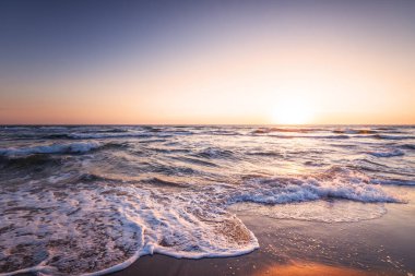 Denizin üzerindeki güzel gün batımının manzarası..