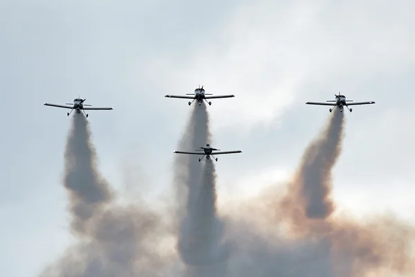 煙で航空ショー飛行機 — ストック写真