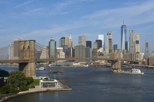 Brooklyn Bridge and New York city in the background — Stock Photo, Image