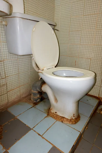 Defective old toilet — 图库照片