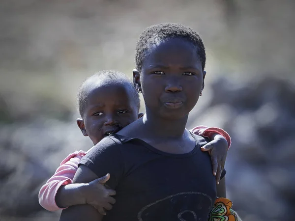 Crianças africanas pobres desconhecidas no sol ardente trabalhando — Fotografia de Stock