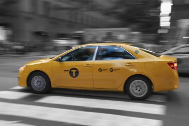 New York 'ta Manhattan sokaklarında sarı başlık karışık hareket bulanıklığı ve siyah-beyaz