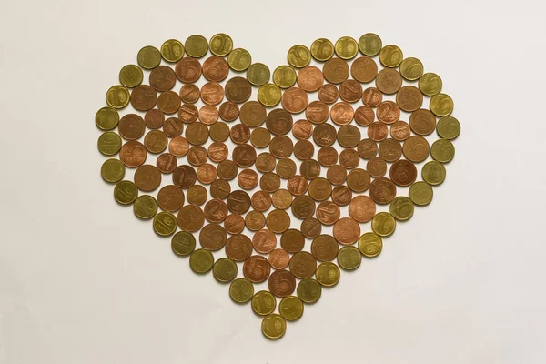 Сердце из монет — стоковое фото