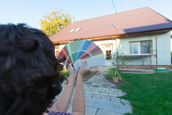 Choosing a new color of the facade. — Stock Photo, Image