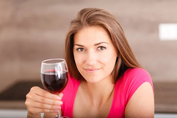 Retrato de uma jovem e vinho tinto — Fotografia de Stock