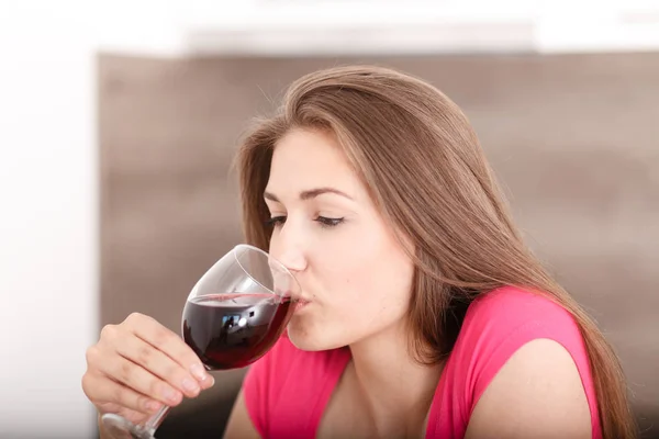 Retrato de uma jovem e vinho tinto — Fotografia de Stock