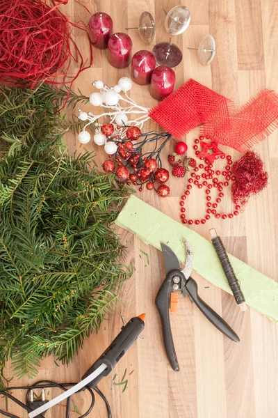 Handgefertigte Herstellung Von Weihnachtskränzen Mit Schweißpistole Flache Dof — Stockfoto