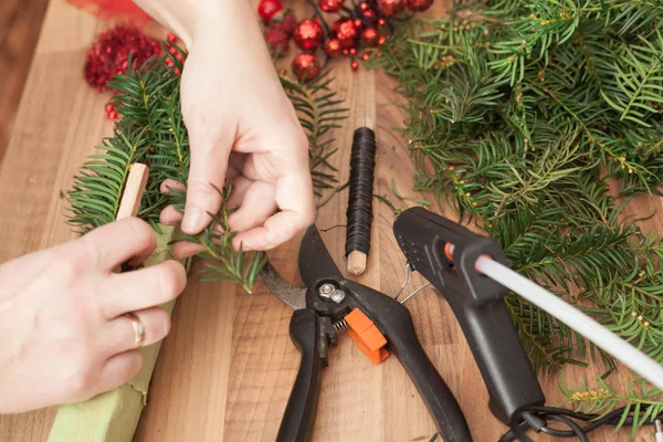 Handmade Production Christmas Wreaths Using Weld Gun Shallow Dof — Stock Photo, Image